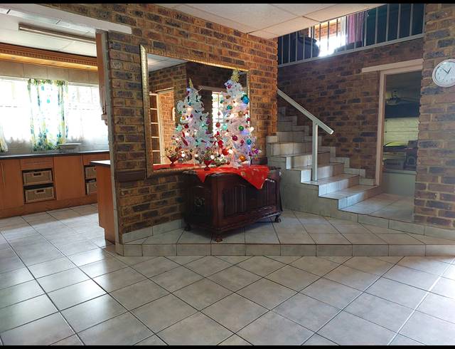 5 BEDROOM HOUSE FOR SALE IN VAALOEWER